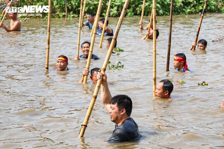 Chia sẻ tại lễ hội, một người dân cho biết, đầu xuân năm mới, ông tham gia đánh cá truyền thống để tưởng nhớ tiền nhân, đồng thời cầu mong mưa thuận gió hòa, mùa màng bội thu, gia đình bình an và gắn kết.