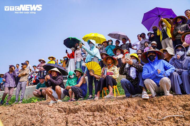 Người dân ngoại thành Hà Nội hò reo dập sào bắt cá trên sông Tích Giang - 17