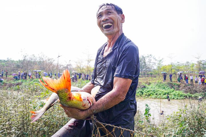 Người dân ngoại thành Hà Nội hò reo dập sào bắt cá trên sông Tích Giang - 15