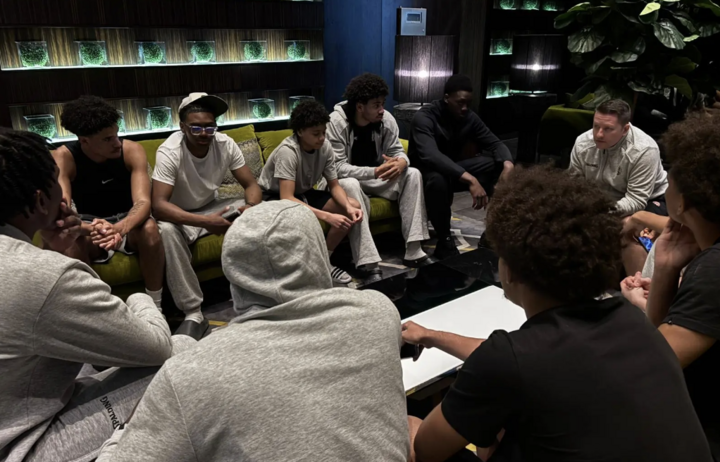 Đội U18 AS Monaco lắng nghe chỉ đạo của HLV, người có trách nhiệm thông báo cho toàn đội về những diễn biến của tình hình. (Nguồn: Be Basket)