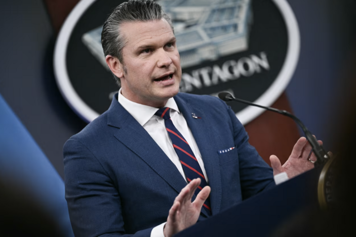 Bộ trưởng Chiến tranh Mỹ Pete Hegseth phát biểu trong cuộc họp báo về chiến dịch quân sự của Mỹ tại Iran, diễn ra tại Lầu Năm Góc ngày 2/3. (Nguồn: CNN)