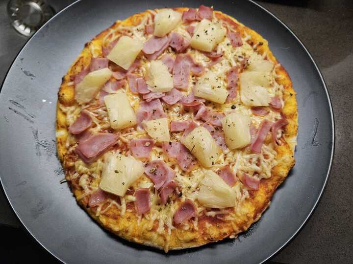 Pizza dứa bị xem là đi ngược lại các giá trị văn hóa lâu đời của người Italy. (Ảnh: Kamado Chefs)