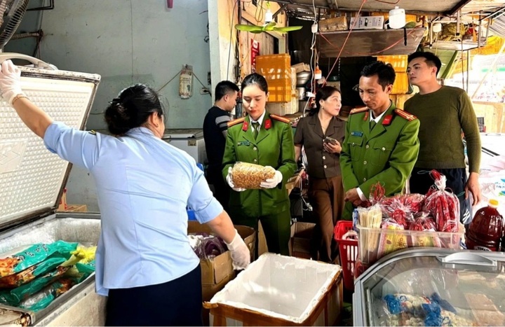 Lực lượng Cảnh sát kinh tế kiểm tra số mặt hàng thực phẩm không rõ nguồn gốc.