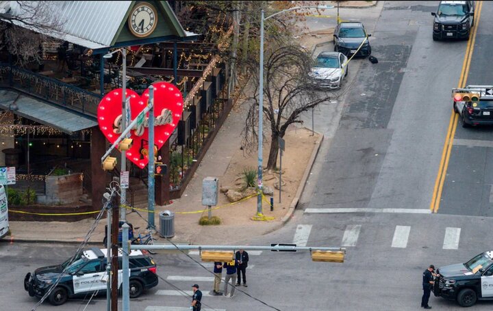 Bên ngoài hiện trường. (Ảnh: AP)