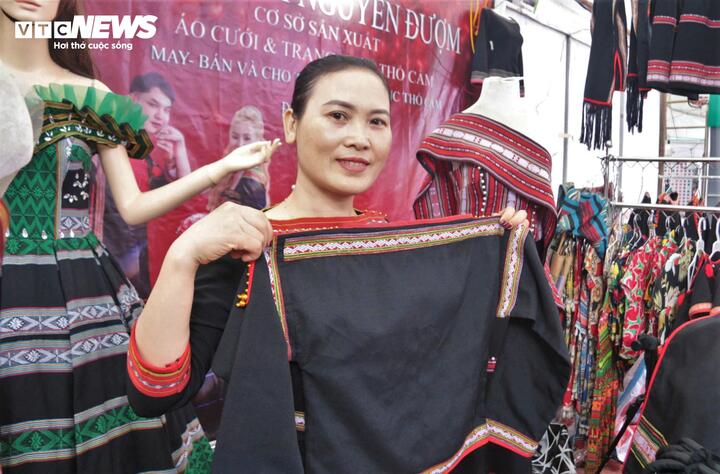 Cùng chung nỗi lo lắng là chị Nguyễn Thị Đượm (SN 1977, trú tại buôn Akô Dhông, phường Buôn Ma), là một người miền khác về sinh sống và buôn bán nhưng lại dành tình yêu đặc biệt cho những sản phẩm thổ cẩm của đồng bào các dân tộc thiểu số ở Tây Nguyên. Trong lòng chị Đượm luôn có sự quyết tâm tìm cách chung tay gây dựng lại nghề dệt thổ cẩm truyền thống của người Ê Đê.