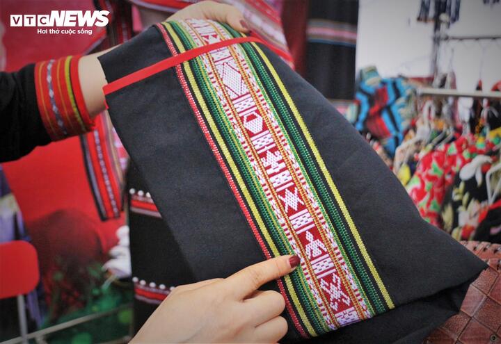 Hơi thở của đời sống đương đại được lồng ghép khéo léo vào từng đường kim mũi chỉ.