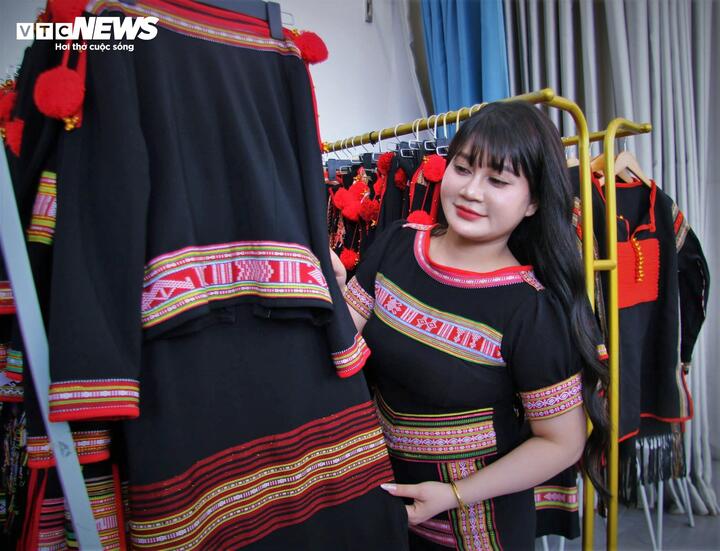 H’Loang Mlô, một cô gái thuộc thế hệ 9X tại buôn Trăp (xã Cư M'gar) cũng không khỏi xót xa khi thấy hình ảnh bà và mẹ bên khung cửi dần trở thành ký ức xa xôi.