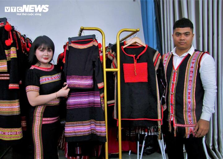 Về phía thế hệ trẻ như cô gái H’Loang Mlô đã chọn chiến lược đưa thổ cẩm "xuống phố". Cửa hàng nằm giữa trung tâm phố núi đã trở thành không gian sáng tạo thời trang thổ cẩm như quần áo, túi xách, mũ, nón và các phụ kiện tinh tế...thu hút lớn lượng khách du lịch trong nước và quốc tế.