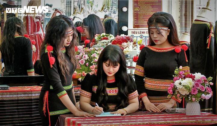 "Cuộc cách mạng thời trang hóa thổ cẩm để thổ cẩm không bị lãng quên, những người phụ nữ như chúng tôi hiểu rằng, di sản phải sống được trong đời sống đương đại. Muốn vậy, nó phải đẹp, phải tiện dụng và phù hợp với thị hiếu khách hàng", cô gái 9x H’Loang Mlô chia sẻ