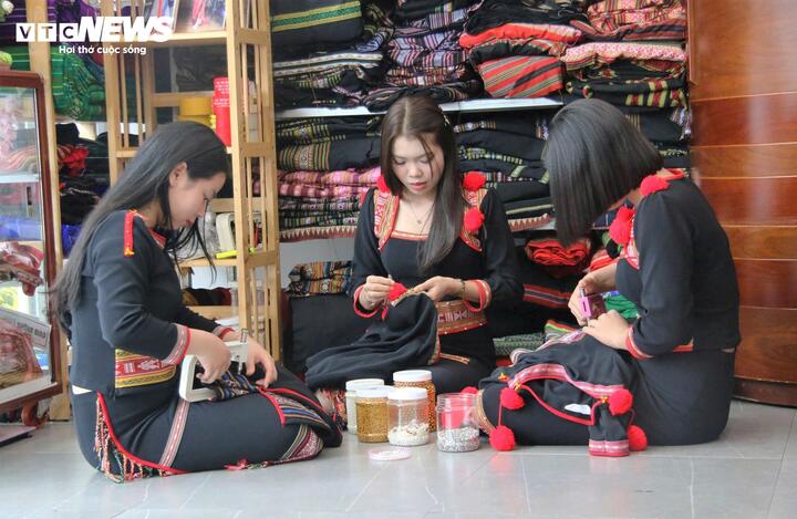 Được biết hiện nay, sự thành công của các mô hình như Hợp tác xã dệt may thổ cẩm Amí Sia hay cửa hàng của chị Đượm, H’Loang Mlô...đã và đang tạo ra một hệ sinh thái việc làm cho cộng đồng người Ê Đê.