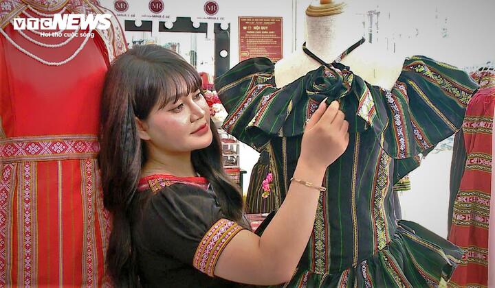 Minh chứng qua thời gian, trang phục thổ cẩm không chỉ xuất hiện trong các dịp lễ hội mà còn được mọi người đón nhận, mặc trong đời sống hằng ngày.