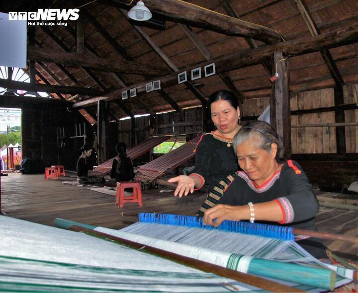 Mô hình của chị H’Ler Êban hiện nay đang duy trì việc làm ổn định cho nhiều nghệ nhân dệt và thợ may trong buôn làng với mức thu nhập từ 3 - 4,5 triệu đồng/tháng. Đối với các nghệ nhân lớn tuổi, đây không chỉ là thu nhập mà còn là niềm hạnh phúc khi đôi bàn tay khéo léo vẫn còn giá trị sử dụng bên khung cửi truyền thống.