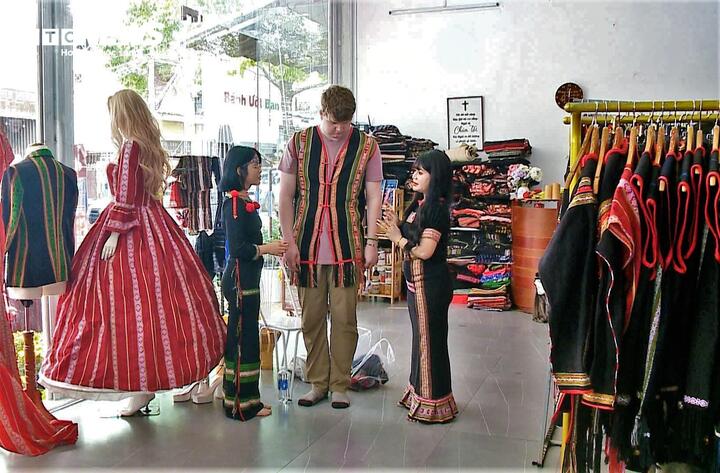 Với những người trẻ như H’Loang Mlô, nhân viên làm việc tại cửa hàng vừa có thêm thu nhập, vừa có thêm khóa học để hiểu rõ hơn về bản sắc dân, góp phần lan tỏa giá trị truyền thống đến nhiều người.