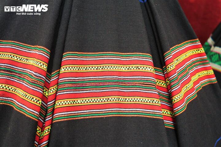 Thổ cẩm không chỉ đơn thuần là trang phục mà còn là bản sắc, là câu chuyện về sự kiên nhẫn và tâm hồn của người của người Ê Đê tại vùng đất đỏ bazan. Nhưng trước sức ép của nhịp sống hiện đại, những khung cửi, từng sợi chỉ chàm, chỉ đỏ trong các buôn làng đang thưa thớt dần.