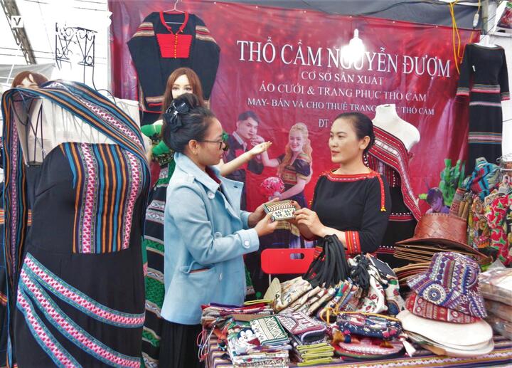 Những người phụ nữ Ê Đê đang giúp thổ cẩm Ê Đê thành một sản phẩm du lịch đặc sắc của Đắk Lắk. Tại các gian hàng trưng bày thổ cẩm, hình ảnh du khách mọi miền đổ về, thích thú khoác lên mình bộ trang phục Ê Đê đã không còn xa lạ.