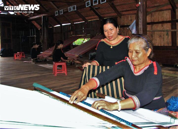 Trước thực trạng mai một và những trăn trở ấy, những người phụ nữ như chị H’Ler Êban, chị Đượm, cô gái 9x H’Loang Mlô đang cố gắng trở thành "mồi lửa" thắp lên khát vọng hồi sinh sức sống cho sắc màu thổ cẩm.
