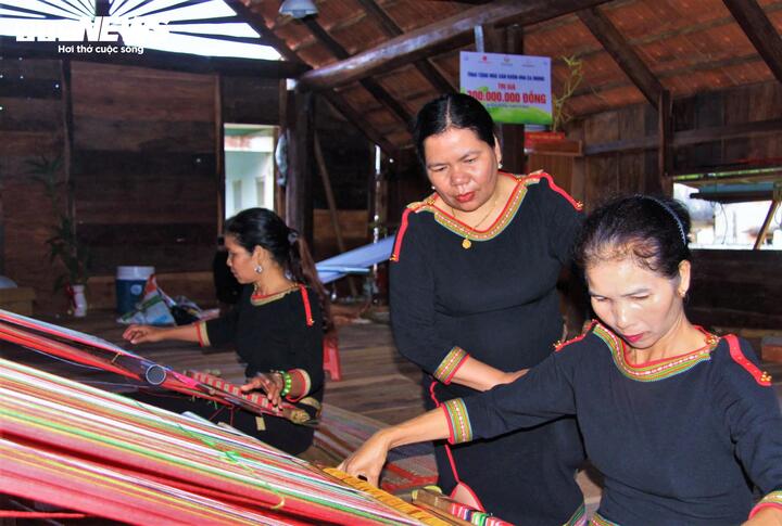 Chị H’Ler Êban, Phó Bí thư Thường trực Đảng ủy phường Ea Kao (tỉnh Đắk Lắk) luôn trăn trở khôn nguôi khi chứng kiến nghề truyền thống của vùng đất đang ngày càng mai một. Một tấm vải dệt thủ công mất cả tuần mới hoàn thành, nhưng làm xong lại không biết bán cho ai, trang phục truyền thống thô ráp, thiếu tính ứng dụng khiến giới trẻ dần quay lưng.