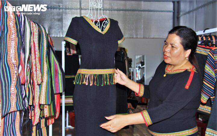 "Sự kết hợp này giải quyết được điểm yếu lớn nhất của trang phục truyền thống là sự gò bó, giúp người mặc vừa thoải mái, tôn dáng, vừa giữ được "hồn cốt" Ê Đê", chị H’Ler Êban chia sẻ.