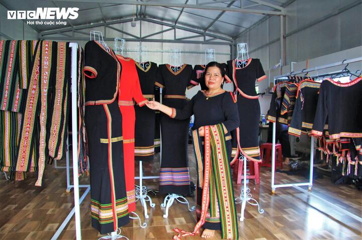 Chị H’Ler Êban đã mạnh dạn thực hiện một bước đi táo bạo là cách tân thổ cẩm. Năm 2018, chị thành lập nhà may Amí Sia, nơi chị tự tay thiết kế và phối thổ cẩm với các chất liệu hiện đại như vải thun gân, vải co giãn.