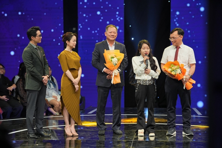 Chị Quỳnh nghẹn ngào khi gặp lại các bác sĩ đã trao cho cơ hội sống lần thứ hai. (Ảnh: BVCC)