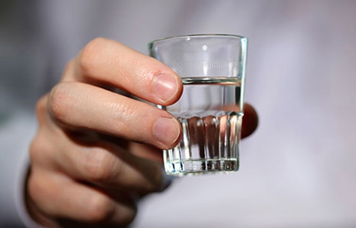 Rượu bia lặp lại nhiều buổi mỗi tuần làm gián đoạn giấc ngủ, rối loạn não bộ và khiến gan quá tải.