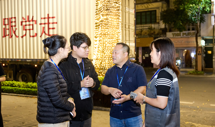 Đại diện đơn vị tổ chức trao đổi với ê-kíp Trung Quốc.