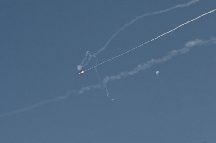 Các tiếng nổ vang lên khi một vật thể bay từ Iran bị đánh chặn trên bầu trời Dubai. (Nguồn: The New York Times)