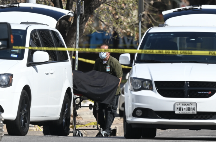 Theo Cảnh sát trưởng Lisa Davis của Austin, nghi phạm đã nhiều lần lái xe chạy ngang qua quán bar trước khi dừng lại, rồi nổ súng vào những người đang ngồi ở khu vực sân hiên và phía trước quán từ cửa sổ chiếc SUV. (Nguồn: AP)