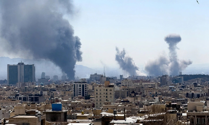 Khói bốc lên tại thủ đô Tehran, Iran ngày 1/3. (Ảnh: Getty)