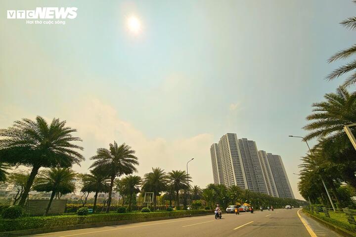 Đầu xuân, thời tiết Hà Nội nắng nóng như mùa hè. (Ảnh: Minh Quang)