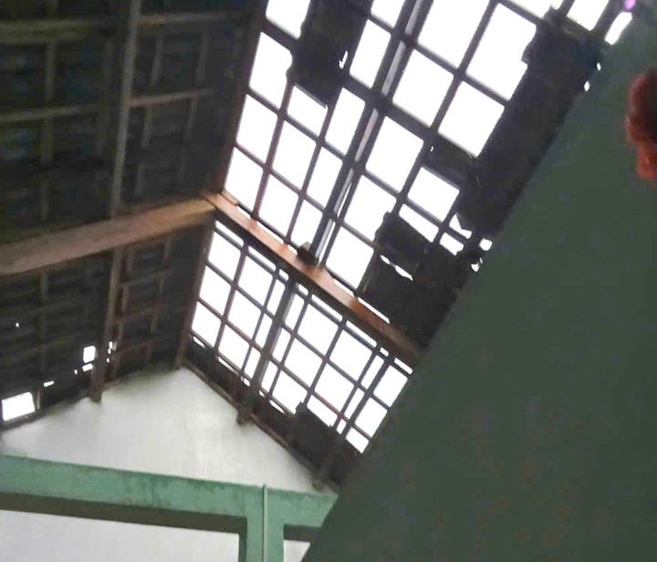 Một nhà dân bị tốc mái (Ảnh: BQN)