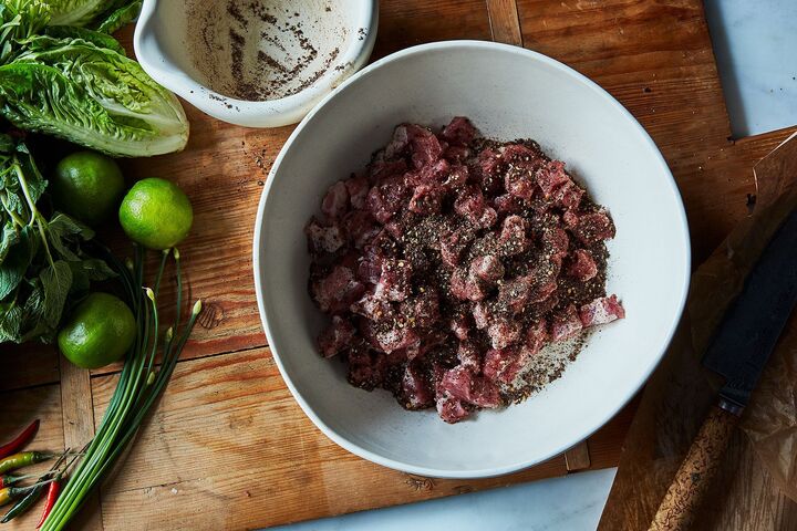 Món gỏi thịt sống được tẩm ướp thơm ngon, thêm chanh để khử khuẩn trước lúc thưởng thức. (Ảnh: Food52)