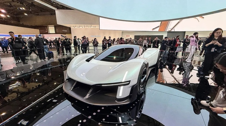 Vision GT được thiết kế dành riêng cho Gran Turismo 7 trên PlayStation 5, tựa game nổi tiếng với dàn xe tốc độ cao. Tuy nhiên, thay vì dừng ở phiên bản kỹ thuật số, Xiaomi quyết định hiện thực hóa và trưng bày tại sự kiện.