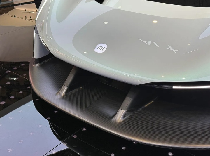 Ở góc nhìn ba phần tư phía trước, mái vòm cong nổi bật nhấn mạnh hình dáng khí động học. Bộ mâm cũng là chi tiết gây chú ý khi có cụm hub lớn không xoay theo bánh xe, giúp logo luôn hiển thị thẳng. Theo Xiaomi, cấu trúc này còn hỗ trợ giảm lực cản, cho phép luồng khí đi qua dễ dàng hơn. Xung quanh mâm là các khe thoát gió, góp phần làm mát hệ thống phanh.