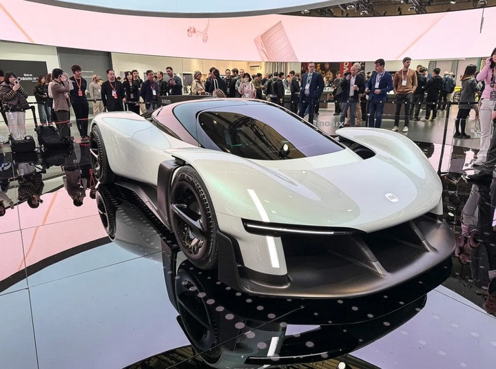 Từ phía sau, Vision GT gây ấn tượng với cấu trúc gần như rỗng hoàn toàn, tạo đường thoát khí lớn nhằm giảm lực cản. Cụm đèn phanh LED chạy viền quanh đuôi xe tăng tính nhận diện. Thiết kế đuôi dốc mạnh, góc cạnh sắc nét, cho thấy mục tiêu hướng tới tốc độ tối đa.