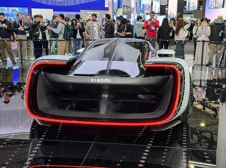 Ghế ngồi được thiết kế bo tròn, Xiaomi mô tả theo phong cách “sofa” dù quan sát bên ngoài cho thấy khoang xe thiên về tính khí động học hơn là sự rộng rãi. Với thiết kế gầm thấp và tư thế ngồi sát mặt đường, Vision GT hướng tới trải nghiệm tốc độ thay vì tiện nghi.