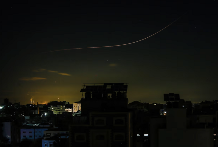Tên lửa Iran hướng về Israel khi bay ngang bầu trời thành phố Gaza. (Ảnh: Getty)