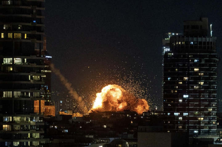 Khói lửa bốc lên sau vụ tấn công bằng tên lửa đạn đạo ở Tel Aviv, Israel. (Ảnh: Flash90)