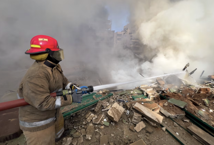 Theo IRGC, lực lượng này triển khai 20 máy bay không người lái và 3 tên lửa, “phá hủy tòa nhà chỉ huy và trụ sở chính của căn cứ không quân Mỹ, đồng thời đốt các bồn chứa nhiên liệu”. (Ảnh: AP)