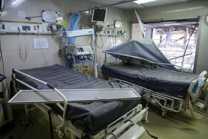 Một phòng bệnh bị hư hại tại Bệnh viện Shahid Motahhari sau cuộc tấn công của Mỹ và Israel ở Tehran. (Ảnh: Getty)
