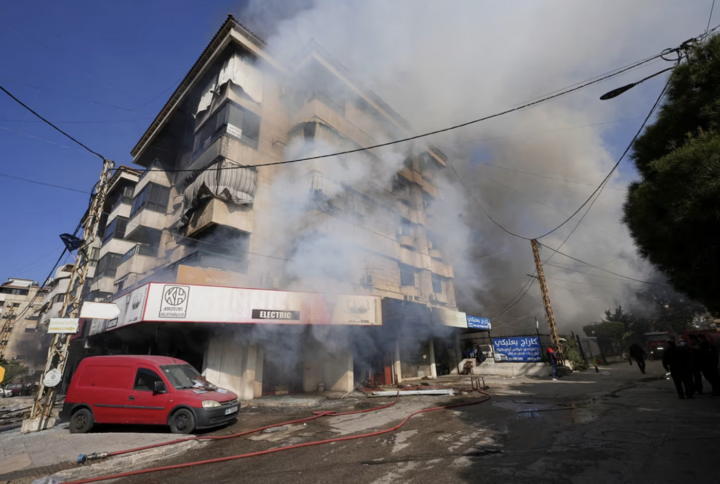 Khói bốc lên nghi ngút từ một tòa nhà ở hiện trường vụ tấn công của Israel vào vùng ngoại ô phía nam Beirut. (Ảnh: Reuters)