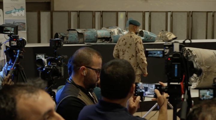 Thiếu tướng Abdul Nasser Al Humaidi đang giới thiệu xác tên lửa và UAV của Iran bị UAE bắn hạ. (Ảnh: CNN)