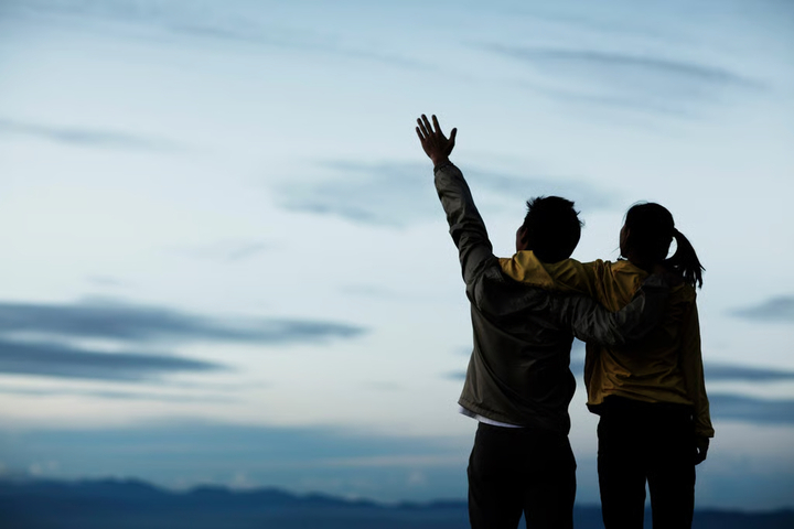 Cách gọi bạn đời là “đồng đội” hay “bạn cùng phòng” hé lộ áp lực đời sống và sự thay đổi vai trò trong hôn nhân hiện đại.