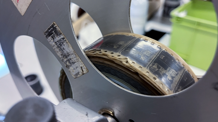 Bản in tác phẩm "Gugusse" là bản sao được in lại ít nhất ba lần so với bản gốc và ở trong tình trạng cực kỳ dễ hư hỏng khi được chuyển đến Thư viện. (Nguồn: Shawn Miller)