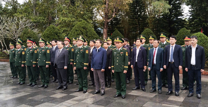 Lãnh đạo Bộ Tư lệnh Biên phòng cùng tỉnh lãnh đạo tỉnh Quảng Ninh dâng hương tại Khu di tích Pò Hèn trong ngày 3/3. (Ảnh: Tiến Thắng)