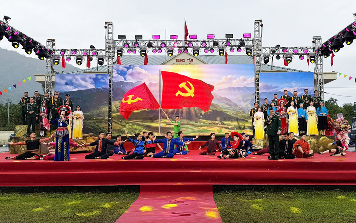 Hoạt động văn nghệ được tổ chức quy mô trong năm Quảng Ninh được lựa chọn làm điểm tổ chức Ngày hội Biên phòng toàn dân khu vực phía Bắc. (Ảnh: Tiến Thắng)