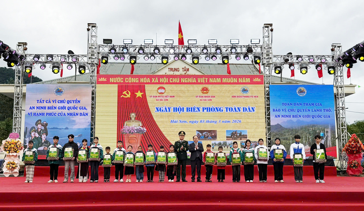 Những suất quà trao tặng học sinh vùng biên giới trong Ngày hội biên phòng toàn dân. (Ảnh: Tiến Thắng)