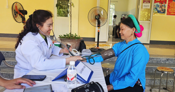 Cán bộ chiến sĩ biên phòng Quảng Ninh tổ chức khám chữa bệnh miễn phí cho cư dân biên giới nhân kịp kỷ niệm Ngày truyền thống lực lượng và Ngày biên phòng toàn dân. (Ảnh: Tiến Thắng)