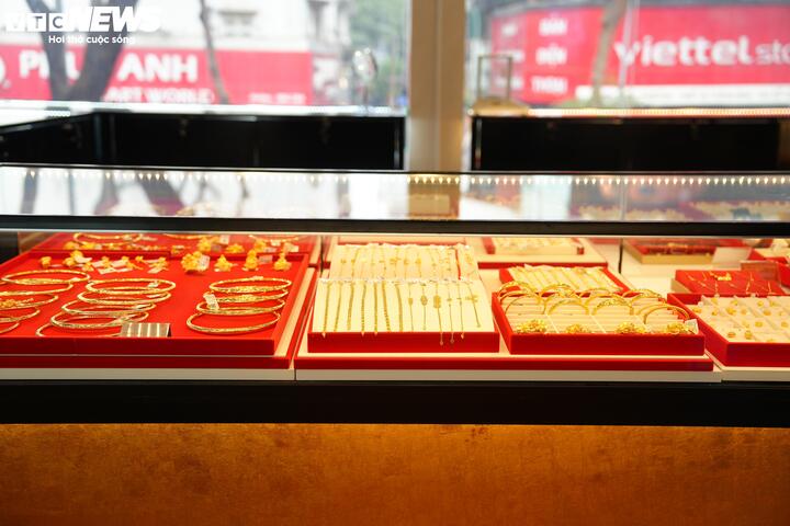 Người mua vàng nên cẩn trọng lúc giá vàng tăng cao.