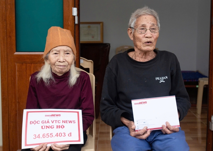 Đón nhận khoản hỗ trợ, ông Loan xúc động cảm ơn các nhà hảo tâm. (Ảnh: Thành Vĩnh)